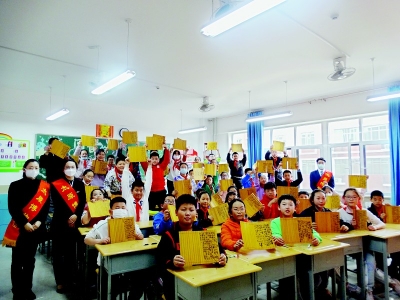           学生们用毛笔在竹简上书写《太原赋》 图片由太原市博物馆提供        
