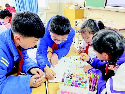           同学们在帆布袋上彩绘“丝绸之路”路线        