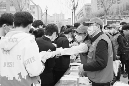           普及健康知识，护航学生成长。 图片由山西省卫生健康委团委提供        