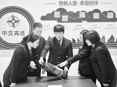           曲沃收费站员工宣讲安全知识 图片由曲沃收费站提供        