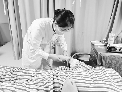           尽心尽力服务患者 图片由受访者提供        