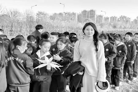           教师不仅要教学生知识，更重要的是引领孩子成长。图片由忻州市教育局提供        