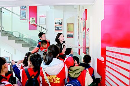           小记者们认真学习新闻知识        