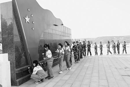           缅怀先烈，弘扬革命精神。 图片由团夏县县委提供        