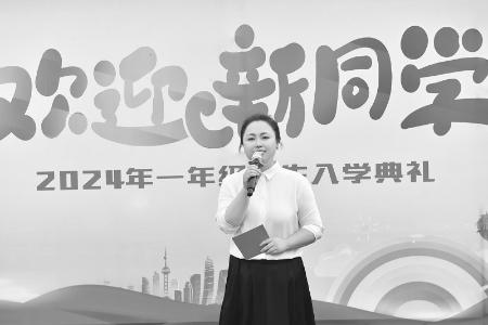           赵雅君以爱为引，点亮了孩子们的梦想之光。图片由定襄县委宣传部提供        