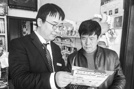           李鑫（左）认真对待每位客户 图片由受访者提供        