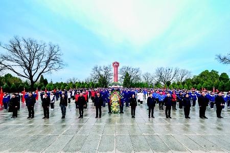           “红色耀三晋 青年永传承”清明祭英烈主题团日活动在太原牛驼寨革命烈士陵园举行 本版摄影 本报记者 胡远嘉        