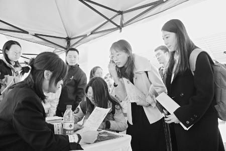           搭建交流平台，促进高质量充分就业。 本报记者 康乐 摄        