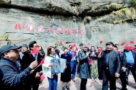           多彩活动让游客陶醉在八泉峡的壮美风光里 图片由太行山大峡谷八泉峡景区提供        