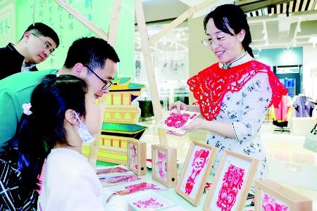           山西风物集市引人驻足 图片由山西省文化和旅游厅提供        