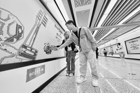           90后乘客解锁出行新体验        