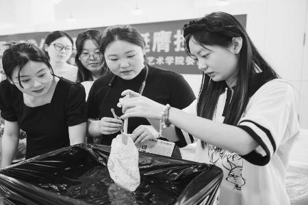           非遗传承人与新兴青年、高校学子交流互动，拉近非遗与青春的距离。本版摄影 实习生 南嘉豪        