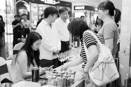           消费者在家门口享受到高品质产品 图片由太原市小店区融媒体中心提供        