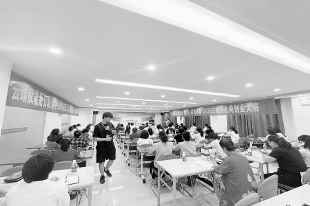           参赛选手在比拼中成长 图片由交城县融媒体中心提供        