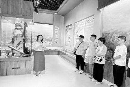           大学生参观杜马战役纪念馆 图片由团平陆县委提供        