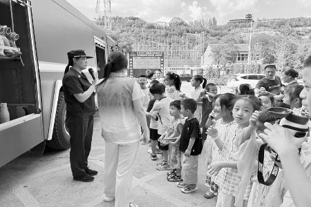           消防车成孩子们的探秘“焦点” 图片由团沁水县委提供        